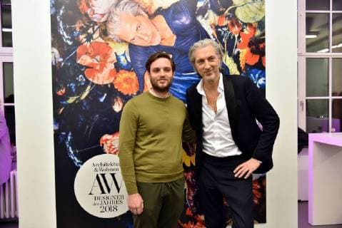 Der niederländische Designer Rick Tegelaar, Nachwuchs Designer des Jahres 2018, l-r, und Der niederländische Designer Marcel Wanders , Designer des Jahres 2018 posiert am 14.01.2018 in Köln bei der Verleihung des A+W Designer des Jahres Preis 2018.