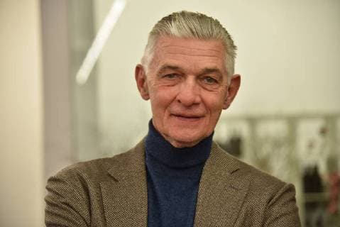 Der italenische Art Director Giulio Cappellini posiert am 14.01.2018 in Köln bei der Verleihung des A+W Designer des Jahres Preis 2018.
