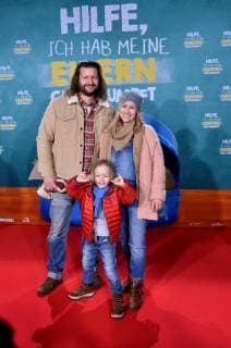 Die Schwangere Schauspielerin Dorkas Kiefer mit Partner Sascha Hauck und Sohn Sam posiert am 14.01.2018 in Köln bei der Premiere des Films Hilfe, ich habe meine Eltern geschrumpft , der am 18.01. in die deutschen Kinos kommt.
