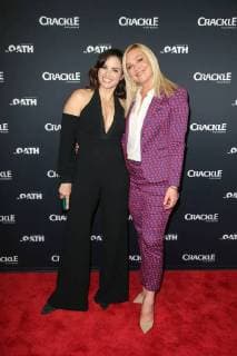 Katrina Law und Elisabeth Rohm, die beiden Schauspielerinnen beim Photocall zur Serie The Oath ( Der Schwur ) am 14.01.2018 in Pasadena Crackle s The Oath TV Series Photocall in Pasedena bei Los Angeles, 2018