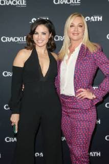 Katrina Law und Elisabeth Rohm, die beiden Schauspielerinnen beim Photocall zur Serie The Oath ( Der Schwur ) am 14.01.2018 in Pasadena Crackle s The Oath TV Series Photocall in Pasedena bei Los Angeles, 2018