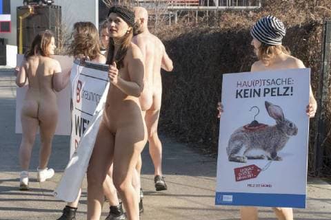 Aktivisten des Deutsches Tierschutzbüros protestieren nackt gegen die Nutzung von Pelzen vor dem Berliner eWerk der Fashion Week Berlin snapshot-photography F.Boillot