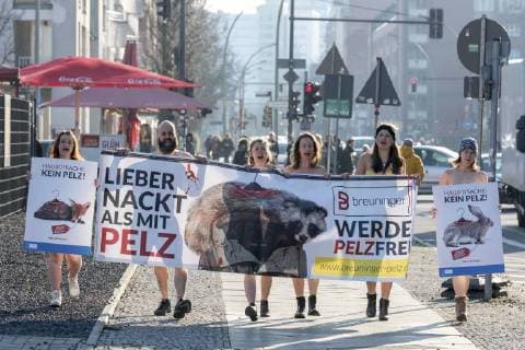 Aktivisten des Deutsches Tierschutzbüros protestieren nackt gegen die Nutzung von Pelzen vor dem Berliner eWerk der Fashion Week Berlin snapshot-photography F.Boillot