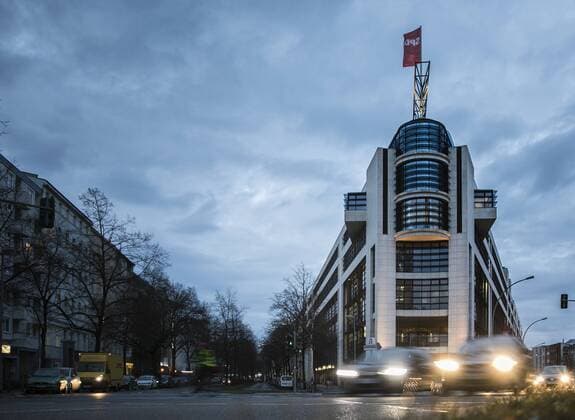 Willy-Brandt-Haus, Sitz des Parteizentrale der SPD (Sozialdemokratische Partei Deutschland), aufgenommen zur Abenddaemmerung in Berlin, 15.01.2018. Berlin Deutschland
