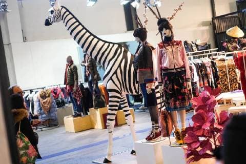 PANORAMA MODEMESSE 2018 Die PANORAMA-Modemesse im Januar 2018 steht unter dem Motto: shaping identities und lockt wieder mit einer abwechslungsreichen Gestaltung der Messehallen 1 - 9 auf dem Messegelaende am Funkturm in Berlin. Im Foto - der Stand von Desigual. Berlin Berlin Deu
