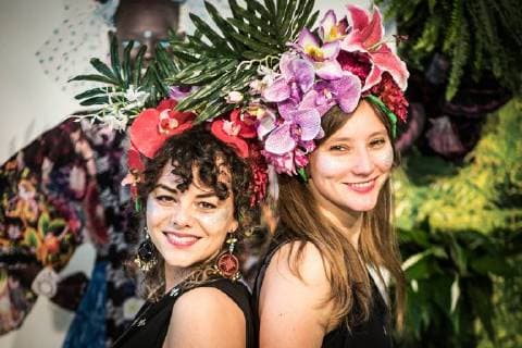 PANORAMA-MODEMESSE-2018 Die PANORAMA-Modemesse im Januar 2018 steht unter dem Motto: shaping identities und lockt wieder mit einer abwechslungsreichen Gestaltung der Messehallen 1 - 9 auf dem Messegelaende am Funkturm in Berlin. Im Foto - freundliche Hostessen am Stand von Desigual. Berlin Berlin Deu