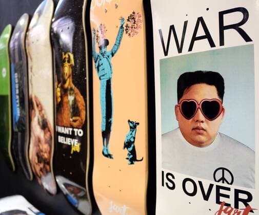 Bilder des Tages Berlin. 16 JAN 2018. Jart Decks mit Kim Jong-un und Alf auf der BRIGHT Tradeshow. War is Over. Skate- und Streetwear. Arena Berlin Treptow. BRIGHT XXVI. EUROPE S LEADING TRADE SHOW FOR STREET AND URBAN WEAR, SKATEBOARDING AND BOARDSPORT. Berlin Fashion Week. Copyright: Priller&MAUG PRM205551X