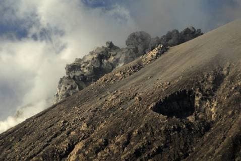 Bilder des Tages Indonesia: Lava dome Since the lava dome Mount Sinabung collapse in August last year, lava dome volume now reaches 1.6 million cubic meters. North Sumatera. Indonesia mount sinabung  SabirinxManurung