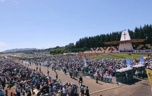 Bilder des Tages Faithful people cheer after attending a Holy mass offered by Pope Francis (unseen) in Temuco, southern Chile, 17 January 2018. Pope Francis is in Chile for a three-day state visit during which he will celebrate mass masses in the cities of Santiago, Temuco and Iquique before heading to Peru on 18 January. Pope Francis visits Chile !ACHTUNG: NUR REDAKTIONELLE NUTZUNG!  Copyright: xMauricioxDuenasxCastanedax TMC56 20180117-636518039515970622