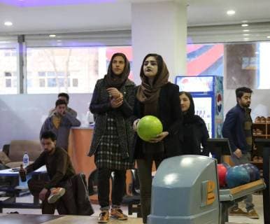 (180117) -- KABUL, Jan. 17 -- Afghan girls play bowling at a club in Kabul, Afghanistan, Jan.16, 2018. Rahmat Alizadah) (SP)AFGHANISTAN-KABUL-BOWLING CLUB-WOMEN XinhuaxKabul 