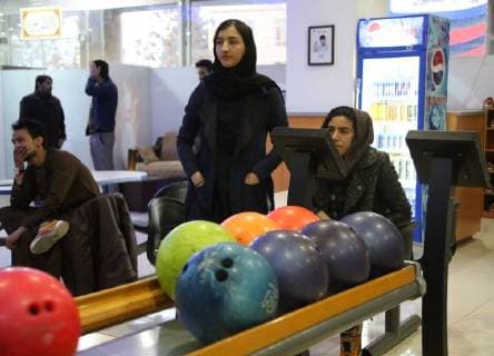 (180117) -- KABUL, Jan. 17 -- Afghan girls play bowling at a club in Kabul, Afghanistan, Jan.16, 2018. Rahmat Alizadah) (SP)AFGHANISTAN-KABUL-BOWLING CLUB-WOMEN XinhuaxKabul 