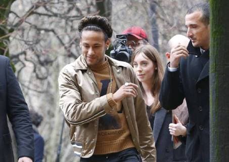 Themen der Woche Neymar CELEBRITES : Defile Louis Vuitton - Fashion Week - Paris - 18 01 2018 MichaelBaucher Panoramic 