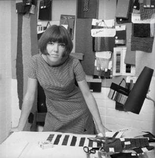 Mary Quant in her studio in Chelsea, London, 1963. The fashion queen of the 1960s, who brought the mini-skirt and hot pants into daily wear and pioneered affordable fun fashion for young people. Photograph by George Douglas, United Kingdom England Copyright: Topfoto  !ACHTUNG AUFNAHMEDATUM GESCHÄTZT! UnitedArchives1373181