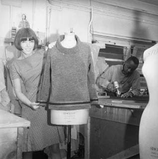 Mary Quant in Chelsea, London, 1963. b. 1934. The fashion queen of the 1960s, who brought the mini-skirt and hot pants into daily wear and pioneered affordable fun fashion for young people. Photograph by George Douglas, United Kingdom England Copyright: Topfoto  !ACHTUNG AUFNAHMEDATUM GESCHÄTZT! UnitedArchives1373190