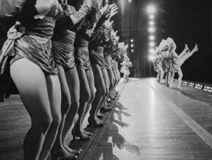 The Rockettes, the showgirls who performed at Radio City Music Hall in New York. This was a Picture Post feature about their lives shot in 1952. Photograph by George Douglas, New York New York United States Copyright: Topfoto  !ACHTUNG AUFNAHMEDATUM GESCHÄTZT! UnitedArchives1373294
