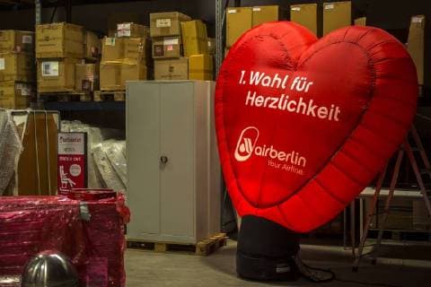 Themen der Woche Verschiedene Devotionalien aus dem Bestand von Air Berlin werden in einer Lagerhalle in Essen präsentiert. Das Hamburger Auktionshaus Dechow hat zur Besichtigung des Air-Berlin-Inventars eingeladen. Die Versteigerung dauert zwei Wochen Air Berlin Versteigerung *** Different devotional from the inventory of Air Berlin are in a warehouse in Essen the Hamburg auction house Dechow presents the Air Berlin has invited to visit inventory the auction Air Berlin two weeks auction