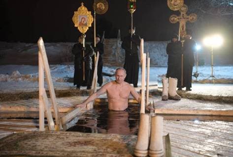 Themen der Woche Bilder des Tages TVER REGION, RUSSIA - JANUARY 19, 2018: Russia s President Vladimir Putin dips in the icy waters of Lake Seliger during the celebration of Epiphany. In Eastern Christianity, the feast of Epiphany commemorates the Baptism of Jesus. The Russian Orthodox Church celebrates the holiday according to the Julian calendar. Alexei Druzhinin Russian Presidential Press and Information Office TASS  TS070627