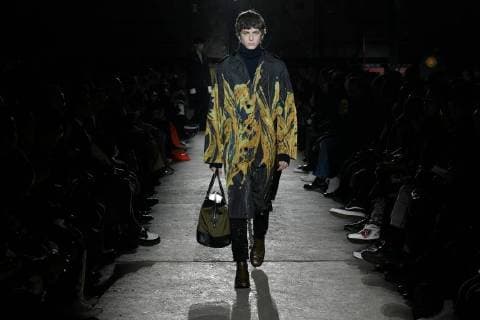 (180119) -- PARIS, Jan. 19, 2018 -- A model presents a creation of Dries Van Noten during the men s fashion week for 2018-19 autumn winter men s collection in Paris, France on Jan. 18, 2017. ) (psw) FRANCE-PARIS-MEN S FASHION WEEK-DRIES VAN NOTEN PieroxBiasion 