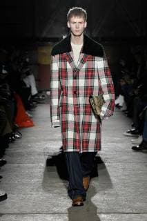 (180119) -- PARIS, Jan. 19, 2018 -- A model presents a creation of Dries Van Noten during the men s fashion week for 2018-19 autumn winter men s collection in Paris, France on Jan. 18, 2017. ) (psw) FRANCE-PARIS-MEN S FASHION WEEK-DRIES VAN NOTEN PieroxBiasion 
