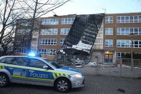 Themen der Woche 18.01.2018 Sturm Orkan Friederike Halle Saale Sturmschäden heruntergewehtes Dach der Grundschule Am Ludwigsfeld *** 18 01 2018 storm Hurricane Friederike Halle Saale storm damage down gewehtes roof of the primary school at Ludwig field