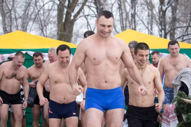 Themen der Woche Kyiv city head Vitali Klitschko (front) is set to submerge himself in the icy waters in Natalka Park on Epiphany, Kyiv, capital of Ukraine, January 19, 2018. Ukrinform. Kyiv mayor Klitschko swims on Epiphany  Copyright: xAndriixSkakodubx
