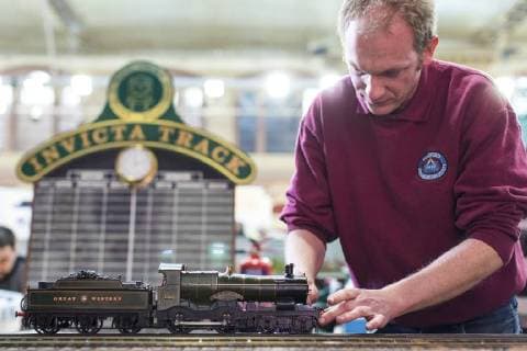 January 19, 2018 - London, London, UK - London, UK. A member of the Gauge 1 Steam Locomotive Society tends to a model train at the London Model Engineering Exhibition at Alexandra Palace. Over 50 clubs and societies are exhibiting nearly 2,000 models constructed by their members. London UK  - ZUMAl94_ 20180119_zaf_l94_021 Copyright: xRobxPinneyx