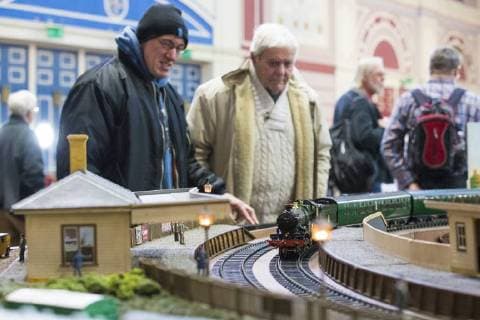 January 19, 2018 - London, London, UK - London, UK. Visitors watch as a Gauge 1 steam locomotive passes through a miniature station at the London Model Engineering Exhibition at Alexandra Palace. Over 50 clubs and societies are exhibiting nearly 2,000 models constructed by their members. London UK  - ZUMAl94_ 20180119_zaf_l94_022 Copyright: xRobxPinneyx