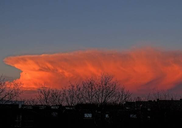 Dieser prächtige Amboß war über dem Rhein-Kreis Neuss zu sehen Amboßwolke in Abendstimmung