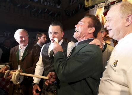 Themen der Woche KITZBUEHEL,AUSTRIA,19.JAN.18 - ALPINE SKIING - FIS World Cup, men, Hahnenkamm-race, side events, Weisswurstparty. Image shows Patrick Schwarzenegger, Balthasar Hauser (Stanglwirt), Andreas Gabalier, Arnold Schwarzenegger and Alfons Schubeck. *** KITZBÜHEL AUSTRIA 19 JAN 18 ALPINE SKIING FIS World Cup men Hahnenkamm race side events Weisswurst party image shows Patrick Schwarzenegger Balthasar Hauser Stanglwirt Andreas Gabalier Arnold Schwarzenegger and Alfons thrust corner 