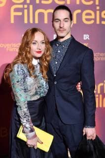 Brigitte HOBMEIER (Schauspielerin), mit Begleitung, Bayerischer Filmpreis 2018-Red Carpet,Roter Teppich,am 19.01.2018 im Prinzregententheater in Muenchen.