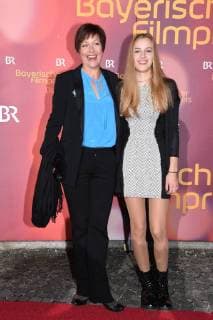 Jule Ronstedt mit ihrer Tochter Helen bei der Verleihung Bayerischer Filmpreis 2018 am 19.01.2018 im Prinzregententheater in München Bayerischer Filmpreis 2018 in Muenchen