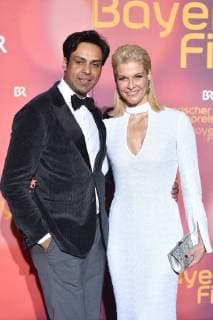 Natascha GRUEN (Moderatorin) mit Param Multani, Bayerischer Filmpreis 2018-Red Carpet,Roter Teppich,am 19.01.2018 im Prinzregententheater in Muenchen.