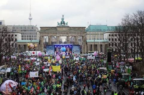 20.01.2018, Berlin, GER - Demo - Wir haben es satt! vor dem Brandenburger Tor. (agrar, Agrarindustrie, Agrarpolitik, Aktivisten, Aufmarsch, Aufsicht, aussen, Aussenaufnahme, außen, Außenaufnahme, Berlin, Brandenburger Tor, dagegen, Demo, Demonstranten, Demonstration, deutsch, Deutschland, Europa, europaeisch, europäisch, Fernsehturm, Gebaeude, Gebäude, Grossdemo, Grossdemonstration, Großdemo, Großdemonstration, Kritik, Kritiker, Kundgebung, Landwirte, Landwirtschaft, Menschen, Menschenmenge, Personen, Protest, Protestzug, QF, Querformat, Strasse des 17. Juni, Traktoren, Trekker, Vogelperspektive, Westeuropa, Wir haben es satt, Wir haben es satt-Demo, Wir haben es satt-Demonstration, Wirtschaft) 180120D512DEMO.JPG *** 20 01 2018 Berlin GER demo we re tired at the Brandenburg Gate agricultural agriculture industry agricultural policy activ
