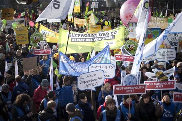 Agrar Demonstration DEU, Deutschland, Germany, Berlin, 20.01.2018 Demonstranten mit Transparent gegen Glyphosat bei der Demonstration Wir Haben Es Satt im Regierungsviertel in Berlin. Bauern und Angestellte in der Landwirtschaft protestieren auf der Demonstration im Rahmen der Gruenen Woche unter dem Motto Der Agrarindustrie Die Stirn Bieten und Wir Machen Euch Satt Die Deutschen Bauern. Die Landwirte protestieren fuer ein Verbot von Glyphosat, eine vorurteilsfreie Betrachtung der modernen Landwirtschaft, fuer Gutes Essen, Gute Landwirtschaft fuer Alle, Keine Zukunft ohne Baeuerinnen und Bauern. Themen der Demo sind: gegen industrielle Tierfabriken, Industrialisierung der Landwirtschaft, gegen Dumping bei Tierexporten und Lebensmitteln, faire Preise fuer Agrarprodukte, Perspektive statt Agrarwende, fuer Familienbetriebe Protesters at a ma