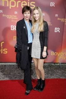 Jule Ronstedt mit Tochter Helene bei der Verleihung des 39. Bayerischen Filmpreises 2017 im Prinzregententheater. München, 19.01.2018
