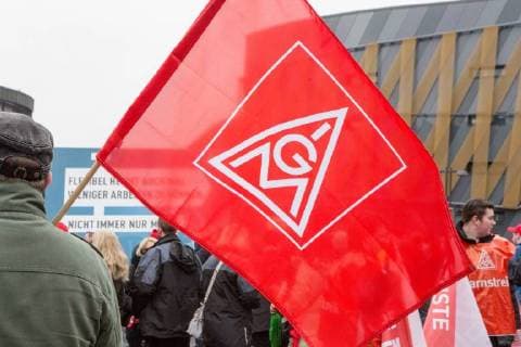 Streikender Metallmitarbeiter hält bei der zentralen Kundgebung zum Warnstreik in Solingen die Fahne der IG Metall in die Luft Warnstreik IG Metall, Solingen, 22.01.18 Solingen NRW Deutschland Graf-Wilhelm-Platz *** Striking metal workers keeps at the Central rally to the warning in Solingen, the flag of the IG metal in the Luft warning IG metal Solingen 22 01 18 Solingen, North Rhine-Westphalia Germany Graf Wilhelm Platz Copyright: xcdnx