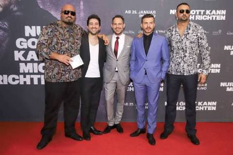Entertainment Bilder der Woche Themen der Woche Bilder des Tages Xatar, Özgür Yildirim, Moritz Bleibtreu, Edin Hasanovic und SSIO bei der Premiere des Kinofilms Nur Gott kann mich richten im CineStar Metropolis. Frankfurt am Main, 22.01.2218 *** Xatar Özgür Yildirim Moritz BLEIBTREU Hains and SSIO at the premiere of the movie can only God set in the CineStar metropolis Frankfurt am Main 22 01 2218 Foto:xP.xBackx xFuturexImage