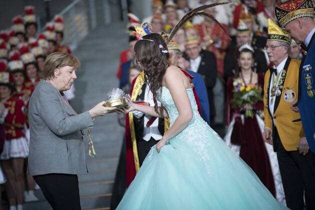 Entertainment Bilder der Woche Themen der Woche Bilder des Tages Angela Merkel, Karneval DEU, Deutschland, Germany, Berlin, 23.01.2018 Angela Merkel, Bundeskanzlerin und Vorsitzende der CDU, beim Empfang des Bundes Deutscher Karneval und Abordnungen mit Prinzenpaaren aus den Bundeslaendern und der Verleihung von Karnevalsorden, im Bundeskanzleramt Berlin. Angela Merkel, Chancellor and leader of the CDU, stands among carnevalists during a reception of the different carnivals guilds. Ceremony of the carnival season