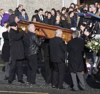 Entertainment Bilder der Woche Themen der Woche Bilder des Tages (180123) -- LIMERICK (IRELAND), Jan. 23, 2018 -- People carry the coffin bearing the remains of lead singer of The Cranberries Dolores O Riordan following a funeral mass at Saint Ailbe s Church in Limerick, Ireland, on Jan. 23, 2018. The funeral of Dolores O Riordan, who died at her hotel room in London on Jan. 15, was held in her hometown Limerick on Jan. 23. ) IRELAND-LIMERICK-THE CRANBERRIES-DOLORES O RIORDAN-FUNERAL Stringer 