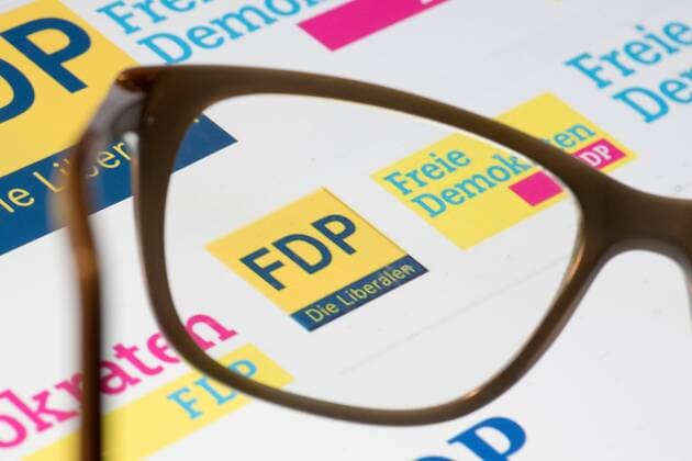 FDP Symbol Symbole, Deutschland, Studioaufnahme, January 24. FDP Symbol auf einem Monitor durch eine Brille betrachtet .