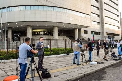 PORTO ALEGRE, RS - 24.01.2018: JULGAMENTO LULA TRF4 - During the trial of Luiz Inácio Lula da Silva in the second instance on the case of the Triplex of Guarujá, in São Paulo, in the case of TRF4, this morning of Wednesday, June 24, in Porto Alegre, RS. x1467943x  OmarxdexOliveira