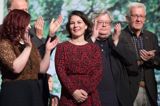 vl: Agnieszka BRUGGER (Bundestagsabgeordnete), Annalena BAERBOCK (Bundestagsabgeordnete), Reinhard BUETIKOFER und Winfried KRETSCHMANN (Buendnis 90 Die Gruenen, Ministerpraesident von Baden-Wuerttemberg) 42. Bundesdelegiertenkonferenz der Partei Buendnis 90 Die Gruenen in der Arena Berlin in Berlin, Deutschland am 25.11.2017.