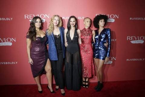 Bilder des Tages Ashley Graham, Raquel Zimmermann, Revlon Global Brand Ambassador Gal Gadot, Adwoa Aboah and Imaan Hammam arrive on the red carpet when Revlon hosts a celebration of Live Boldly, the brand s new campaign launch, at Skylight Modern on January 24, 2018 in New York City.  NYP20180124129 JOHNxANGELILLO