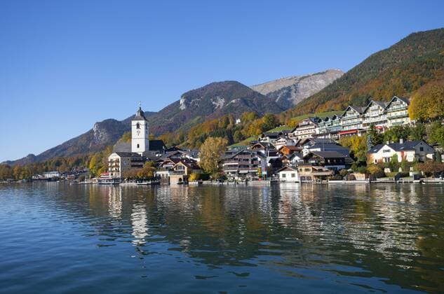 Austria, Upper Austria, Salzkammergut, St. Wolfgang with Schafberg, Lake Wolfgangsee, village view  WWF04095