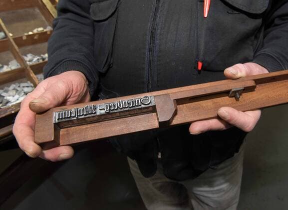 Michael Sobotta vom Johannes-Gutenberg-Museum in Mainz demonstriert am 17.01.2018 in der im Museum rekonstruierten Druckerwerkstatt von Gutenberg wie zu Zeiten Johannes Gutenbergs gedruckt wurde (Foto: im Winkelhaken wurden die Lettern zusammen gesetzt). Vor 550 Jahren, am 03.02.1468, starb Johannes Gutenberg in Mainz, wo er auch geboren wurde. Kaum eine andere Erfindung hat die Welt so sehr veraendert wie die des Mainzer Kaufmannssohns Johannes Gutenberg. Ohne den Buchdruck waeren viele historische Entwicklungen der Neuzeit undenkbar. Die ersten kommerziellen Erfolge erzielte er ausgerechnet mit Ablassbriefen. Im Auftrag der katholischen Kirche produzierte der Mainzer Johannes Gutenberg die beruechtigten Bescheinigungen, die den Kaeufern pauschal Vergebung aller ihrer Suenden versprachen. Zum Einsatz kam eine revolutionaere Technologie, Copyright: epd-bild AndreaxEnderlein EDITORIAL USE ONLY