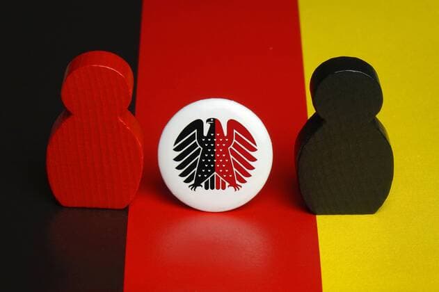 01.01.2018, Figuren und Bundesadler auf einer Deutschlandfahne, Fahne, Deutschland, Bundesrepublik Deutschland, Adler, Bundesadler, Symbol, Plakette, Anstecker, Anstecknadel, Figuren, rot, schwarz, Partei, Parteien, SPD, CDU, CSU, Grosse Koalition, Groko, Koalition, koalieren, Regierung, regieren, Regierungsbildung, Symbolfoto, Symbolbild *** 01 01 2018 figures and Federal Eagle on a Germany flag flag Germany Germany Eagle Federal Eagle icon badge brooch pin figures red &amp; Black party parties SPD CDU CSU Coalition Groko Coalition coalition government rule Government education icon photo icon image
