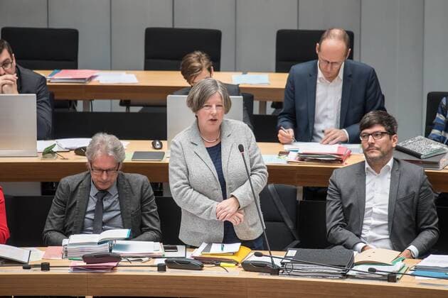 Berlin Abgeordnetenhaus Plenarsitzung des Berliner Abgeordnetenhaus am Donnerstag den 25. Januar 2018. Vlnr.: Matthias Kollatz-Ahnen, Senator fuer Finanzen (SPD); Katrin Lompscher, Senatorin fuer Stadtentwicklung und Wohnen (Linkspartei). Senatorin Lompscher redet in der Fragestunde. 25.1.2018, Berlin *** Berlin House of representatives plenary session of the Berlin House of representatives on Thursday 25 January 2018 Vlnr Matthias Kollatz ancestors Senator for finances SPD Katrin Lompscher Senator for urban development and housing left party Senator Lompscher talking during question time 25 1 2018 Berlin