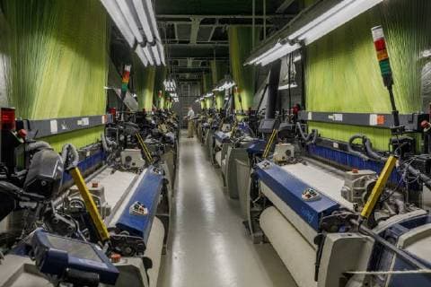 Oberlausitzer Damast von Damino DEU Sachsen Großschönau Â In der Weberei des Damastproduzenten Damino GmbH Arbeit an einer Webmaschine: Damast, ein edles Baumwollbildgewebe ursprünglich aus China, wurde 1666 erstmals in Deutschland in hergestellt, im traditionellen Oberlausitzer Textilstandort Großschönau. In keinem anderen Ort Deutschlands wurde so viel und so lange kostbare Damast-Tischwäsche gewebt. Die Damino GmbH gehört zu den letzten drei großen Damastproduzenten in Deutschland. Etwa 140 Mitarbeiter produzieren und konfektionierten das edle Gewebe für Bett- und Tischwäsche, aber auch Damast für Bekleidung. Auf modernen Jacquard- und Schaftmaschinen werden Rohgewebe aus Baumwolle oder in verschiedenen Mischungen gewebt. Damast ist ein Gewebe, bei dem sich kett- und schusssichtige Partien abwechseln, wodurch es mög