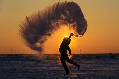 Themen der Woche Bilder des Tages January 25, 2018 - Beitun, China - A man throws hot water into the air which freezes immediately in minus 30 degree Celsius in Beitun, northwest China s Uygur Autonomous Region. Beitun China  - ZUMAs145 20180125_zaa_s145_232 Copyright: xChenxYangx