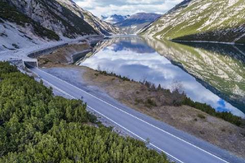 Italy, Lombardy, Lago di Livigno and road  STSF01451